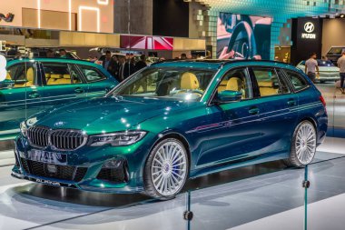 Frankfurt, Almanya - Eylül 2019: yeşil zümrüt Bmw Alpina B3 Turu