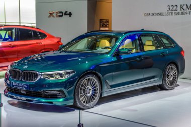 Frankfurt, Almanya - Eylül 2019: yeşil zümrüt Bmw Alpina B5 Bi-T