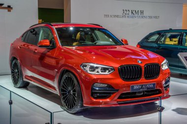 Frankfurt, Almanya - Eylül 2019: kırmızı Bmw Alpina Xd4 Allroad X4 Su