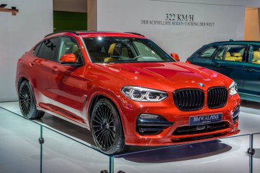 Frankfurt, Almanya - Eylül 2019: kırmızı Bmw Alpina Xd4 Allroad X4 Su