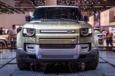 Frankfurt, Almanya - Eylül 2019: gümüş Suv Landrover 2020 Defend