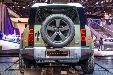 Frankfurt, Almanya - Eylül 2019: gümüş Suv Landrover 2020 Defend