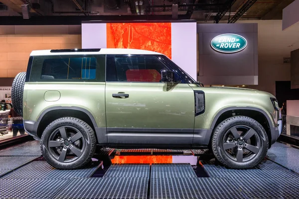 Frankfurt, Tyskland-sept 2019: Silver SUV land rover 2020 försvara — Stockfoto