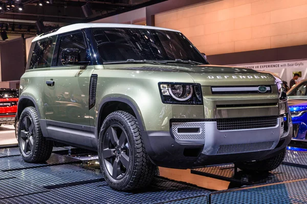 Frankfurt, Duitsland-Sept 2019: Silver SUV Land Rover 2020 verdedigen Stockfoto