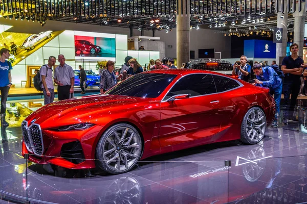 फ्रैंकफर्ट, जर्मनी सितंबर 2019: लाल बीएमडब्ल्यू अवधारणा 4 एम अगले विजन इलेक्ट्रिक कूप कार, आईएए अंतर्राष्ट्रीय मोटर शो ऑटो प्रदर्शनी — स्टॉक फ़ोटो, इमेज