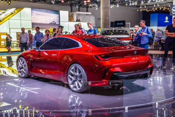 Frankfurt, Niemcy-wrzesień 2019: czerwony BMW Concept 4 M Next Vision elektryczny samochód Coupe, IAA International Motor Show Auto wystawanie — Zdjęcie stockowe