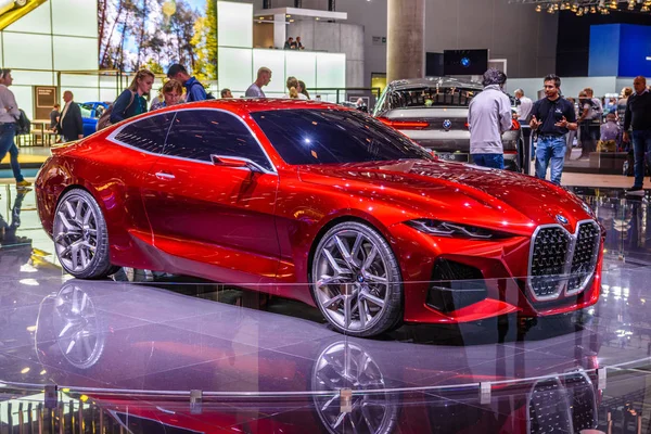 Frankfurt, Duitsland-Sept 2019: rode BMW concept 4 M Next Vision elektrische Coupe auto, IAA International Motor Show auto Exhibtion — Stockfoto
