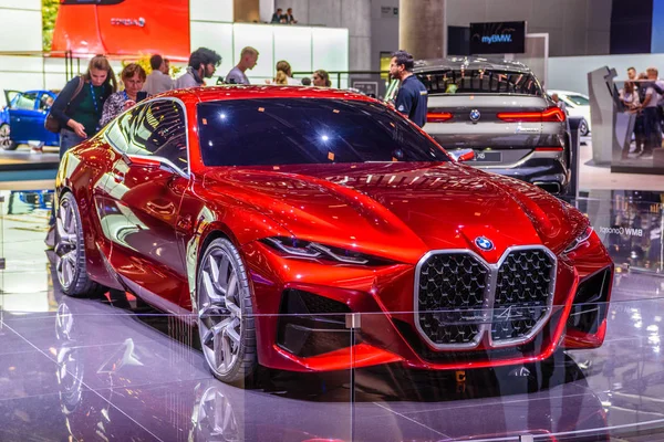 FRANKFURT, ALEMANHA - SEPT 2019: BMW vermelho CONCEITO 4 M PRÓXIMO VISÃO carro coupé elétrico, IAA International Motor Show Auto Exhibtion — Fotografia de Stock