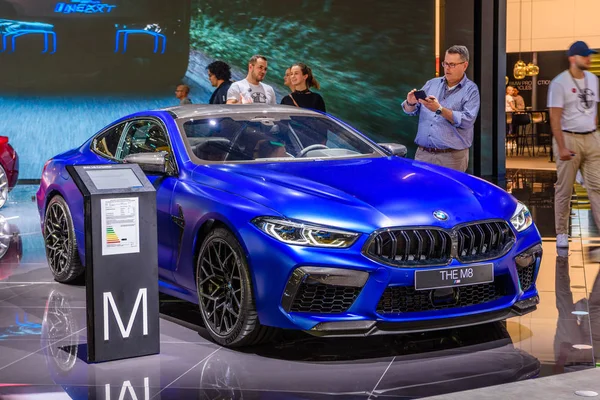 Frankfurt, Německo-Sept 2019: modrý BMW M8 8er kupé G15, IAA International motor show auto — Stock fotografie