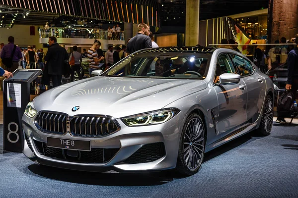 Frankfurt, Niemcy-wrzesień 2019: srebrny BMW M8 8er Coupe G15, IAA International Motor Show Auto wystawca — Zdjęcie stockowe