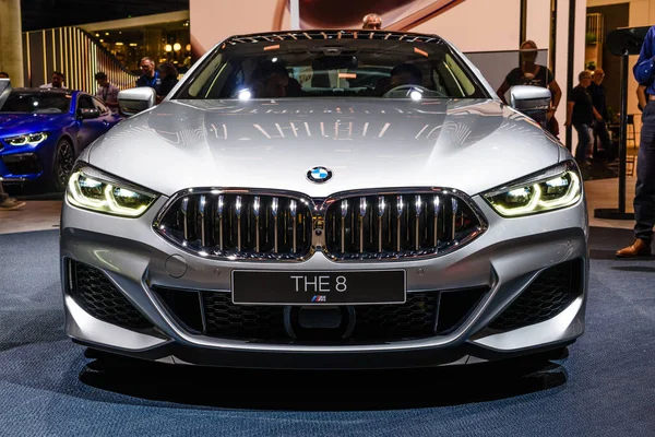 FRANKFURT, ALLEMAGNE - SEPT 2019 : coupé G15 argent BMW M8 8er, Salon International de l'Automobile IAA Auto Exhibtion — Photo