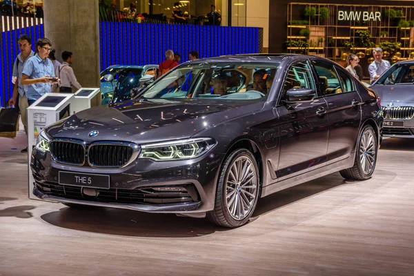 FRANKFURT, ALEMANHA - SEPT 2019: violeta BMW 5 5er G30 sedan, IAA International Motor Show Auto Exhibtion Fotos De Bancos De Imagens