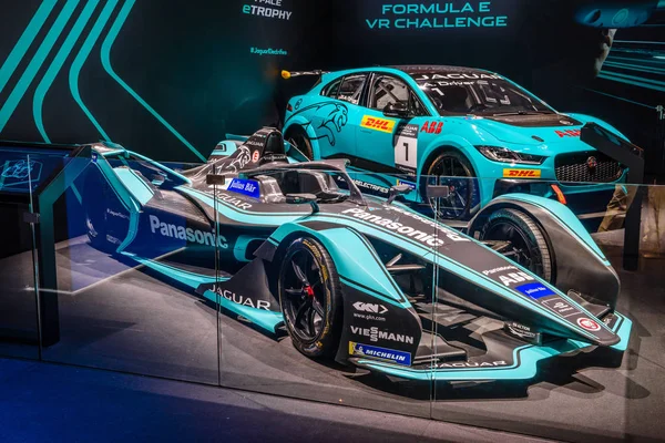 Frankfurt, Německo-Sept 2019: azuure modrý černý jaguár Jaguar Formule E elektrické závodní auto, IAA mezinárodní motor show auto — Stock fotografie
