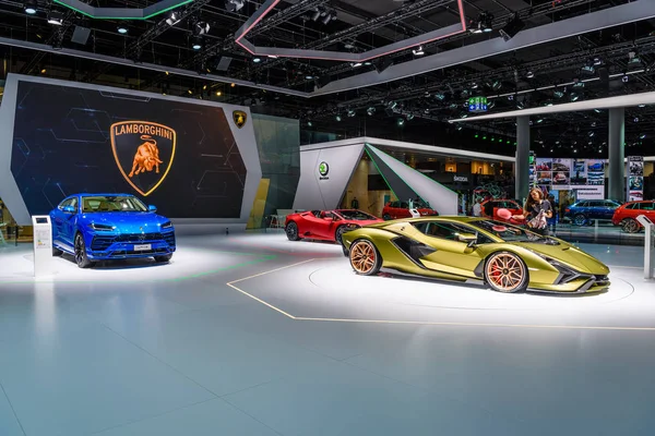 FRANKFURT, ALEMANHA - SEPT 2019: amarelo dourado LAMBORGHINI SIAN FKP 37 é um carro esporte híbrido mid-engine. É o primeiro veículo de produção híbrida produzido pela marca, IAA International Motor Show A — Fotografia de Stock