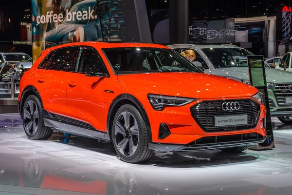 Frankfurt, Tyskland-sept 2019: röd Audi E-tron 55 Quattro SUV elbil, IAA International motor show Auto Exhibtion — Stockfoto