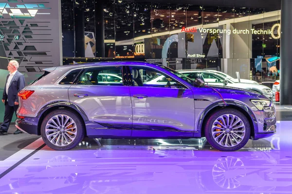 FRANKFURT, GERMANY - SEPT 2019: серебристый AUDI E-TRON 55 QUATTRO внедорожник, IAA International Motor Show Auto Exhibtion — стоковое фото