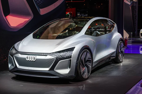 FRANKFURT, ALEMANIA - SEPTIEMBRE 2019: plata AUDI AI: ME - OBJETIVO E-TRON, estudio de concepto de coche eléctrico, IAA Salón Internacional del Automóvil Auto Exposición —  Fotos de Stock