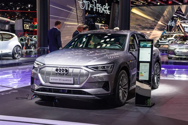 Frankfurt, Niemcy-wrzesień 2019: srebrny Audi E-tron 55 Quattro SUV samochód elektryczny, IAA międzynarodowy Motor Pokaż Auto wystawanie — Zdjęcie stockowe