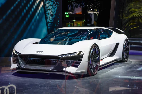 FRANKFURT, ALEMANIA - SEPTIEMBRE 2019: blanco eléctrico AUDI PB18 E-TRON concepto coupe car, IAA International Motor Show Auto Exposición —  Fotos de Stock