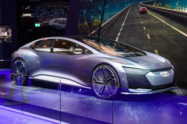 FRANKFURT, ALEMANIA - SEPTIEMBRE 2019: plata AUDI AI: CON AICON - estudio concepto de coche coupé eléctrico, IAA Salón Internacional del Automóvil Auto Exposición —  Fotos de Stock