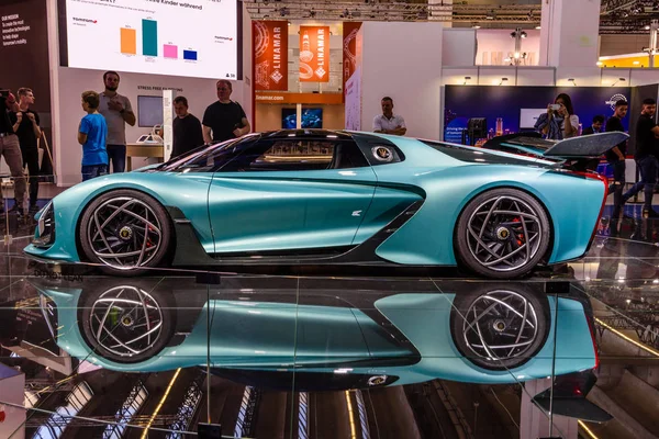 Frankfurt, Duitsland-Sept 2019: Blue Azure Hongqi S9-elektrische supercar met 1400 pk uit China, IAA International Motor Show auto Exhibtion — Stockfoto