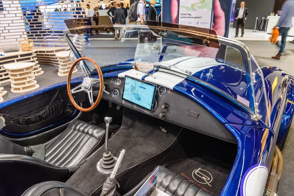 Frankfurt, Tyskland-sept 2019: vit blå Shelby Cobra retro Classic Car Cabrio Roadster, IAA International motor show Auto Exhibtion — Stockfoto