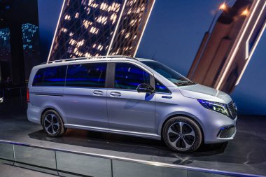 Frankfurt, Almanya - Eylül 2019: gümüş gri Mercedes-Benz V-Clas
