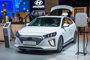 Frankfurt, Almanya - Eylül 2019: beyaz Hyundai Ioniq Elektro elektrikli otomobil, Iaa International Motor Show Auto Exhibtion