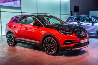 Frankfurt, Almanya - Eylül 2019: kırmızı siyah Opel Grandland X hybri