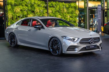 Frankfurt, Almanya - Eylül 2019: gri gümüş Mercedes-Benz Cls 220d, Iaa International Motor Show Auto Exhibtion