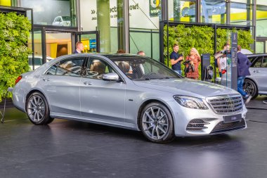 Frankfurt, Almanya - Eylül 2019: gümüş gri Mercedes-Benz S 560 e elektrikli, Iaa Uluslararası Motor Show Auto Exhibtion