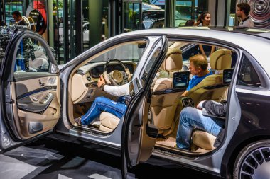 Frankfurt, Almanya - Eylül 2019: beyaz siyah Mercedes-Maybach S 560 4matic, Iaa International Motor Show Auto Exhibtion