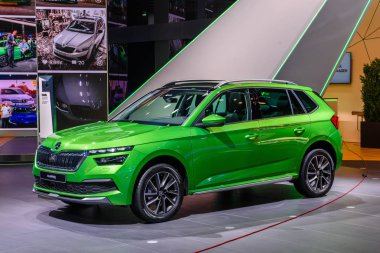Frankfurt, Almanya - Eylül 2019: kireç yeşili Skoda Kamiq subcompact crossover Suv, Iaa International Motor Show Auto Exhibtion