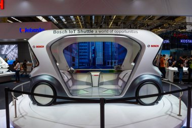 Frankfurt, Almanya - Eylül 2019: gümüş siyah Bosch Shuttle Iot selfdriving otonom otobüs, Iaa International Motor Show Auto Exhibtion