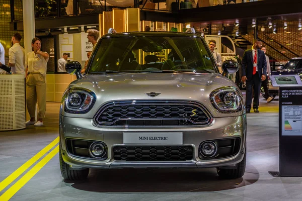 Frankfurt, Niemcy-wrzesień 2019: srebrny Mini Cooper mini Electric, IAA międzynarodowy Motor Pokaż Auto wystawanie — Zdjęcie stockowe