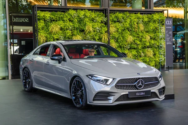 Frankfurt, Duitsland-Sept 2019: grijs zilver Mercedes-Benz CLS 220d, IAA International Motor Show auto Exhibtion — Stockfoto