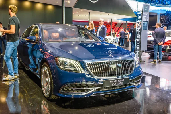 Frankfurt, Duitsland-Sept 2019: blauw Mercedes-Maybach S 560 4matic, IAA International Motor Show auto Exhibtion — Stockfoto