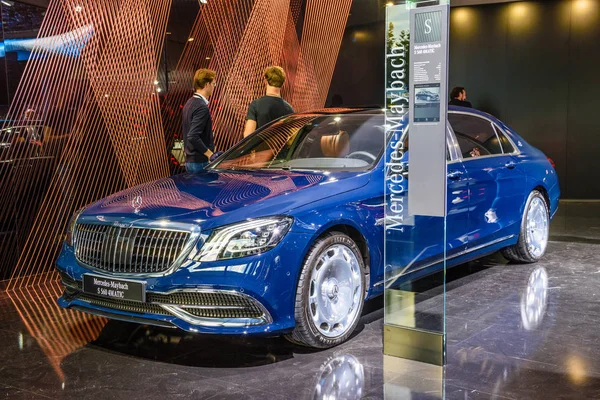 Frankfurt, Německo-Sept 2019: modrý Mercedes-Maybach S 560 4MATIC, IAA mezinárodní motor show automatické — Stock fotografie