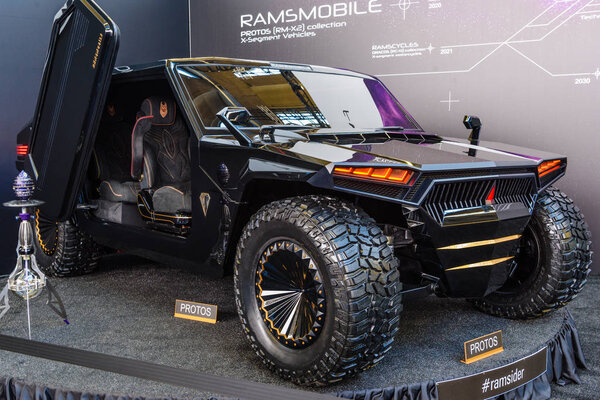 ФРАНКФУРТ, ГЕРМАНИЯ - СЭПТ-2019: черная RAMSMOE RM-X2 на основе HEVEE HEMER H1, Международная автомобильная выставка IAA
