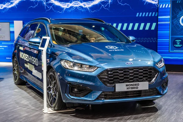 FRANKFURT, GERMANIA - SET 2019: blu FORD MONDEO ibrido estate wagon combi family car, IAA International Motor Show Auto Exhibtion — Foto Stock