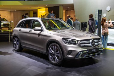 Frankfurt, Almanya - Eylül 2019: gümüş gri Mercedes-Benz Glc 300 E 4matic elektrikli Suv, Iaa Uluslararası Motor Show Otomatik Exhibtion