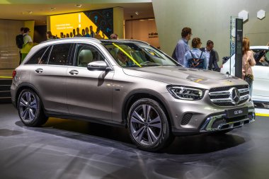 Frankfurt, Almanya - Eylül 2019: gümüş gri Mercedes-Benz Glc 300 E 4matic elektrikli Suv, Iaa Uluslararası Motor Show Otomatik Exhibtion