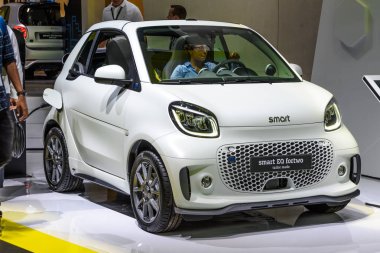Frankfurt, Almanya - Eylül 2019: Mercedes-Benz, Iaa International Motor Show Auto Exhibtion beyaz Smart Eq Fortwo küçük elektrikli otomobil