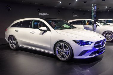 Frankfurt, Almanya - Eylül 2019: beyaz Mercedes-Benz Cla 200 Çekim Fren emlak vagon kombi, Iaa Uluslararası Motor Show Auto Exhibtion
