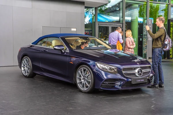 Frankfurt, Tyskland-sept 2019: blå violett Mercedes-Benz S 560 Cabrio Coupe, IAA International motor show Auto Exhibtion — Stockfoto