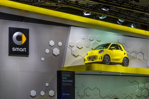 FRANCESCO, GERMANIA - SET 2019: giallo SMART EQ FORTWO piccola auto elettrica di MERCEDES-BENZ, Salone Internazionale dell'Automobile IAA Auto Exhibtion — Foto Stock