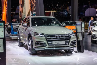 Frankfurt, Almanya - Eylül 2019: gümüş gri Audi Q5 B9 55 Tfsi e Quattro elektrikli Suv, Iaa Uluslararası Motor Show Otomatik Exhibtion