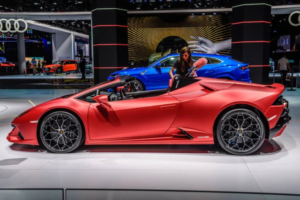 FRANKFURT, ALEMANIA - SEPTIEMBRE 2019: coche deportivo rosa cabrio LAMBORGHI —  Fotos de Stock