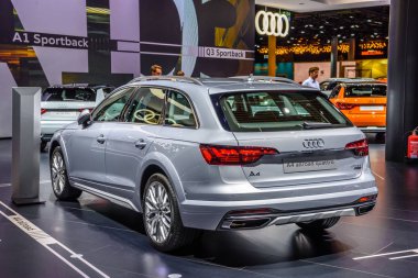 Frankfurt, Almanya - Eylül 2019: gümüş gri Audi A4 Allroad Quattro Avant B9 8w emlak vagon kombi aile otomobili, Iaa Uluslararası Motor Show Oto Exhibtion