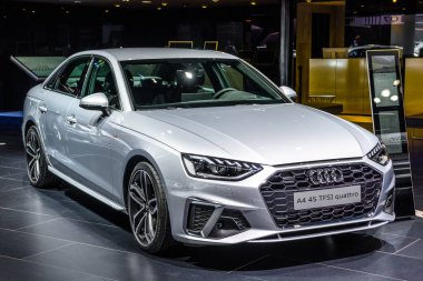 Frankfurt, Almanya - Eylül 2019: gümüş gri Audi A4 B9 8w 45 Tfsi Quattro sedan, Iaa Uluslararası Motor Show Otomatik Exhibtion